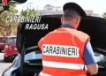 Carabiniere durante un controllo stradale a Modica con un'auto aperta nel corso delle verifiche sul territorio