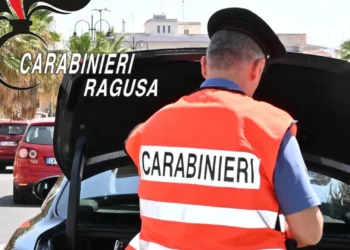 Carabiniere durante un controllo stradale a Modica con un'auto aperta nel corso delle verifiche sul territorio