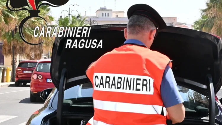 Carabiniere durante un controllo stradale a Modica con un'auto aperta nel corso delle verifiche sul territorio