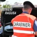 Carabiniere durante un controllo stradale a Modica con un'auto aperta nel corso delle verifiche sul territorio