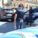 Agenti della Polizia di Stato impegnati nei controlli stradali nel centro di Modica durante le verifiche su auto e motocicli.