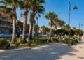 Veduta del centro di Pozzallo con attività commerciali e spazi pubblici in un contesto urbano destinato al turismo.