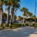 Veduta del centro di Pozzallo con attività commerciali e spazi pubblici in un contesto urbano destinato al turismo.