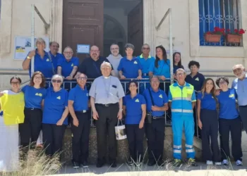 Volontari della Misericordia di Modica con il Correttore Nazionale Franco Agostinelli davanti alla sede associativa