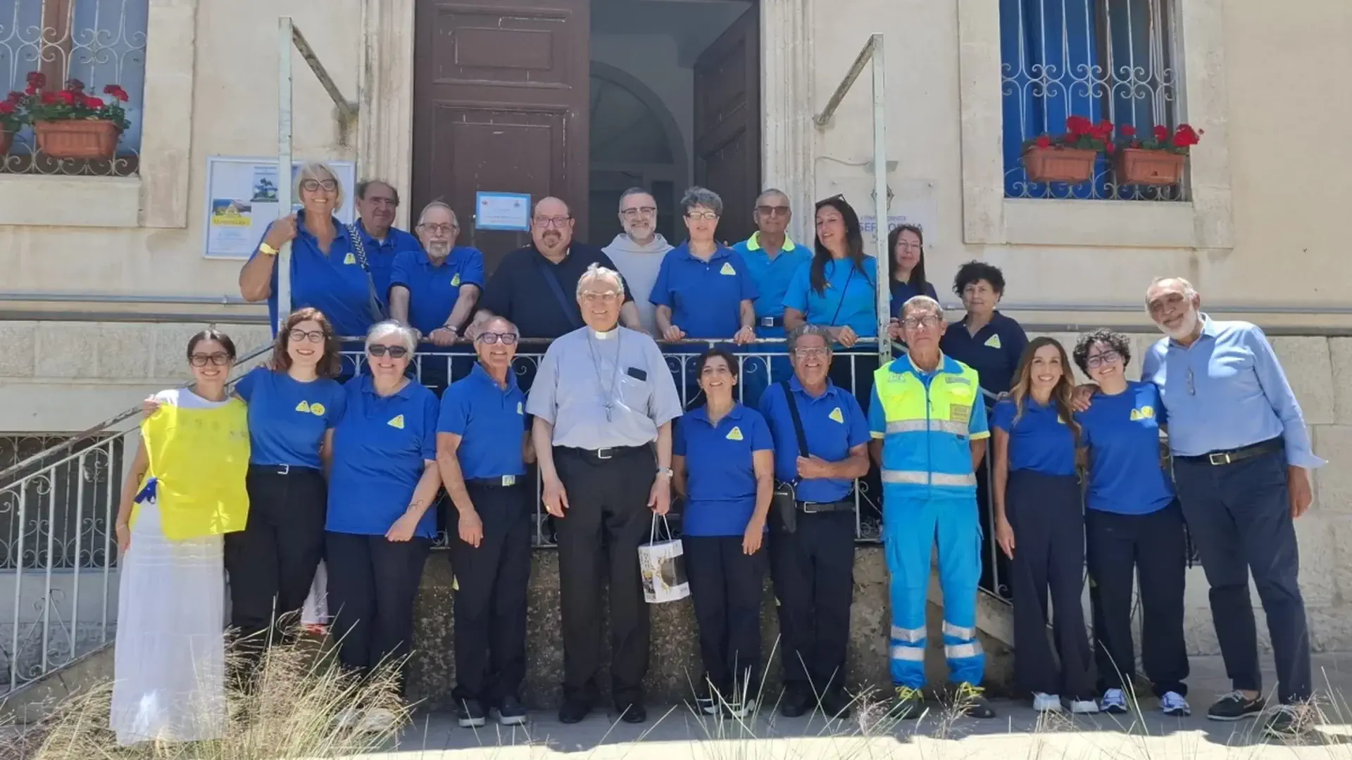 Volontari della Misericordia di Modica con il Correttore Nazionale Franco Agostinelli davanti alla sede associativa