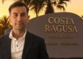 Gaetano Mauro davanti all’insegna Costa Ragusa Borgo and Resort durante la presentazione del progetto turistico.