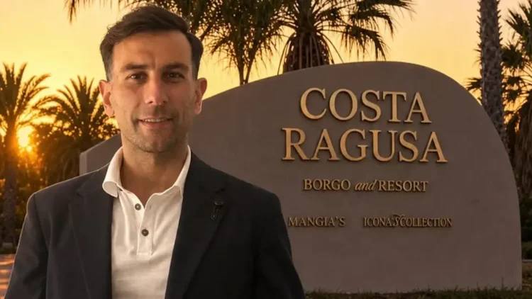 Gaetano Mauro davanti all’insegna Costa Ragusa Borgo and Resort durante la presentazione del progetto turistico.