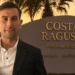 Gaetano Mauro davanti all’insegna Costa Ragusa Borgo and Resort durante la presentazione del progetto turistico.