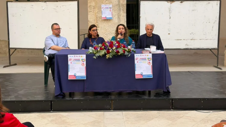 Relatori e rappresentanti delle associazioni durante il convegno sulla cultura della donazione nell'Atrio comunale di Modica.