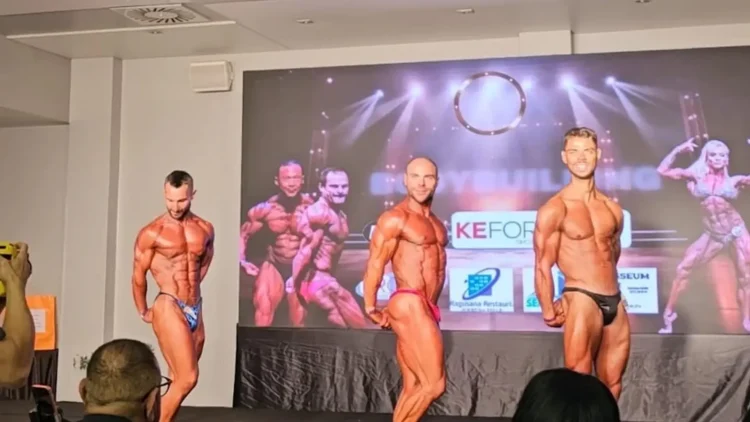 Daniele Spadola sul palco dei Campionati Italiani di Bodybuilding durante una posa nella categoria Open.