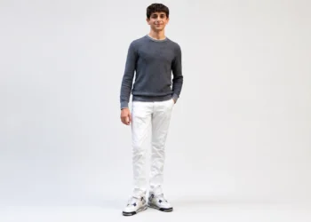 Davis Aloschi, giovane ballerino della Scuola di Ballo dell'Accademia Teatro alla Scala, ritratto in posa frontale