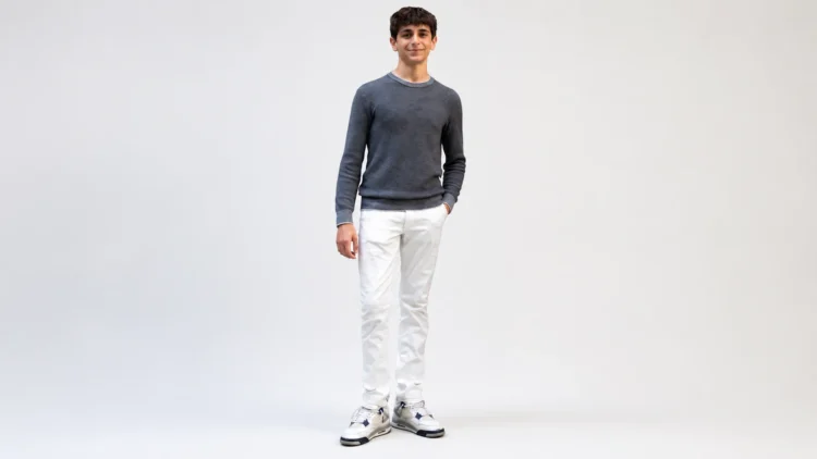 Davis Aloschi, giovane ballerino della Scuola di Ballo dell'Accademia Teatro alla Scala, ritratto in posa frontale