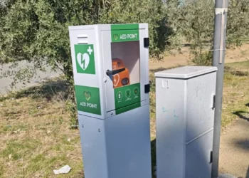 Defibrillatore installato nell'area fitness del lungomare Andrea Doria a Marina di Ragusa dopo il ripristino