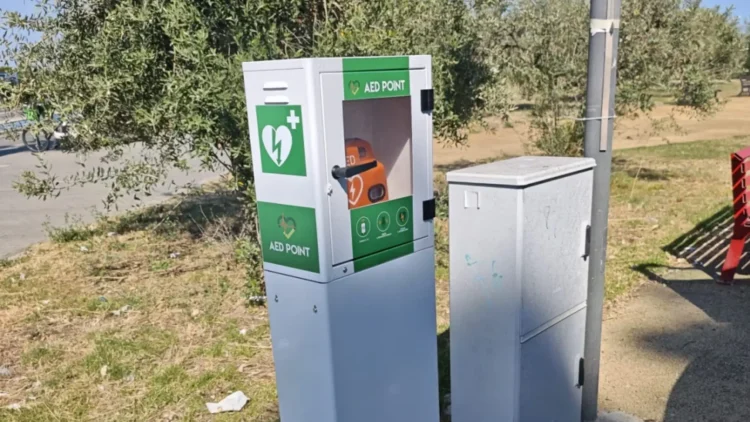 Defibrillatore installato nell'area fitness del lungomare Andrea Doria a Marina di Ragusa dopo il ripristino
