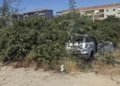Auto abbandonata tra sterpaglie e vegetazione incolta in un’area degradata di Vittoria.