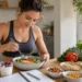 Preparazione di un pasto equilibrato con alimenti sani per una perdita di peso graduale e sostenibile.