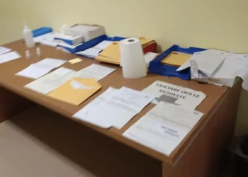 Documenti e richieste lasciati sul tavolo dell'accettazione del reparto di Oculistica dell'ospedale di Ragusa