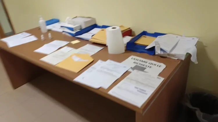 Documenti e richieste lasciati sul tavolo dell'accettazione del reparto di Oculistica dell'ospedale di Ragusa