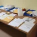 Documenti e richieste lasciati sul tavolo dell'accettazione del reparto di Oculistica dell'ospedale di Ragusa