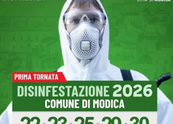 Operatore impegnato nella campagna di disinfestazione 2026 del Comune di Modica con calendario degli interventi.