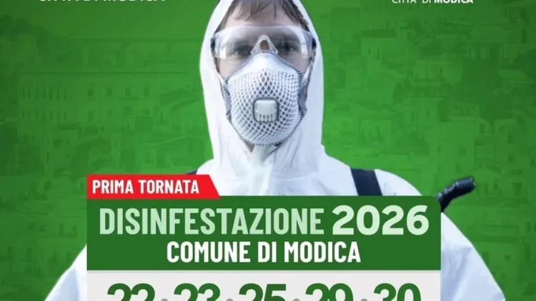 Operatore impegnato nella campagna di disinfestazione 2026 del Comune di Modica con calendario degli interventi.