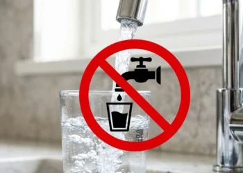 Rubinetto con bicchiere d’acqua e simbolo di divieto, immagine utilizzata per il provvedimento di non potabilità a Scicli.