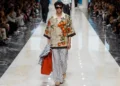 Modello in passerella durante la sfilata uomo Primavera-Estate 2027 di Dolce&Gabbana a Milano.