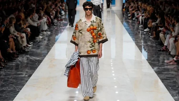 Modello in passerella durante la sfilata uomo Primavera-Estate 2027 di Dolce&Gabbana a Milano.