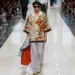 Modello in passerella durante la sfilata uomo Primavera-Estate 2027 di Dolce&Gabbana a Milano.