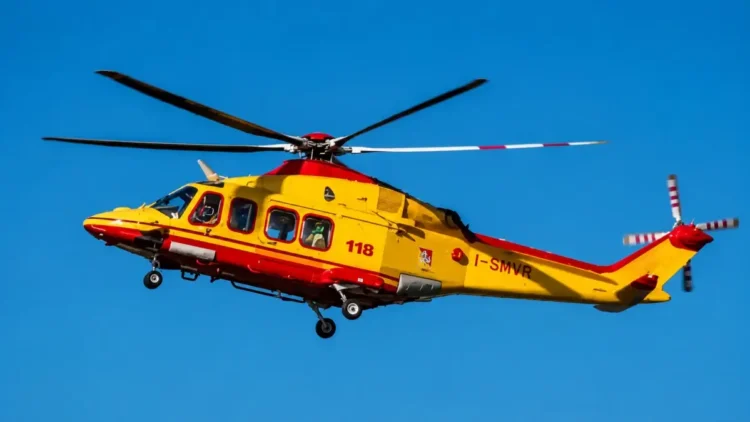 Elicottero del 118 in volo durante un intervento di soccorso dopo il grave incidente sull'autostrada A20 Palermo-Messina.