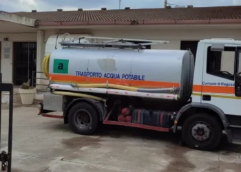 Autobotte per il trasporto di acqua potabile del Comune di Ragusa durante l'emergenza idrica nella frazione di San Giacomo