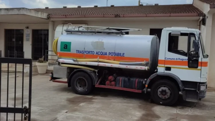 Autobotte per il trasporto di acqua potabile del Comune di Ragusa durante l'emergenza idrica nella frazione di San Giacomo