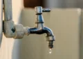 Rubinetto con una goccia d'acqua, immagine che rappresenta la carenza idrica a Vittoria e Scoglitti