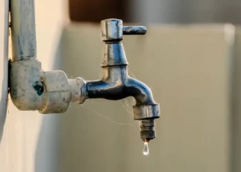 Rubinetto con una goccia d'acqua, immagine che rappresenta la carenza idrica a Vittoria e Scoglitti