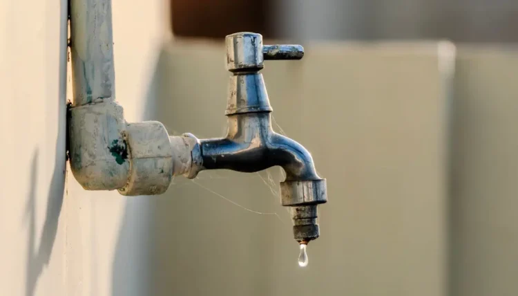 Rubinetto con una goccia d'acqua, immagine che rappresenta la carenza idrica a Vittoria e Scoglitti