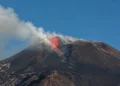 Etna, nuova colata lavica nella Valle del Bove