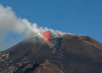 Etna, nuova colata lavica nella Valle del Bove
