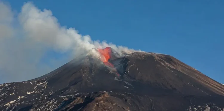 Etna, nuova colata lavica nella Valle del Bove