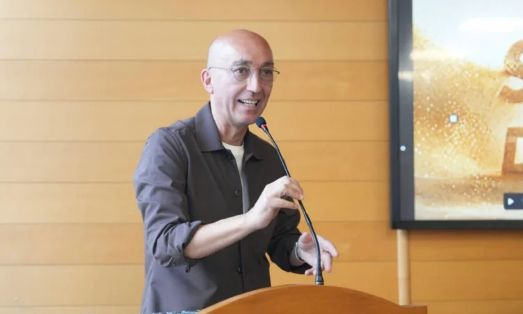 Fabio Nicosia durante la presentazione di Sabbie di Sicilia 2026 a Ragusa