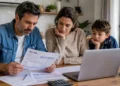Una famiglia consulta la documentazione per presentare la domanda dell'Assegno Unico 2026