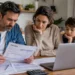 Una famiglia consulta la documentazione per presentare la domanda dell'Assegno Unico 2026