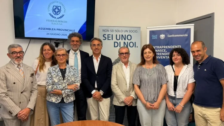 Il nuovo direttivo di Federalberghi Ragusa posa al termine dell'assemblea che ha eletto Giovanni Occhipinti presidente.