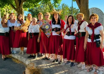 Gruppo di partecipanti in abiti tradizionali durante la Festa del Grano 2026 a Chiaramonte Gulfi.