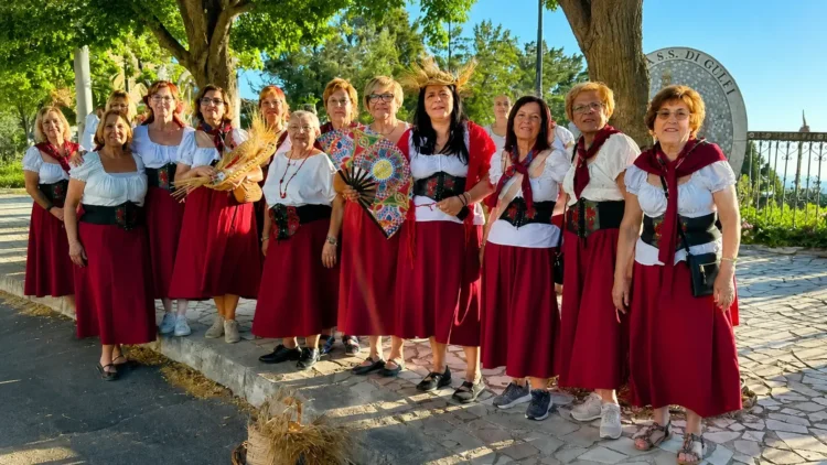 Gruppo di partecipanti in abiti tradizionali durante la Festa del Grano 2026 a Chiaramonte Gulfi.