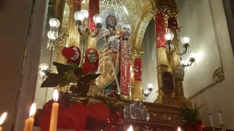 Statua di San Giovanni Battista nella chiesa di Chiaramonte Gulfi durante le celebrazioni dedicate al patrono