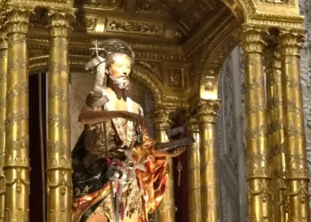 Statua di San Giovanni Battista all'interno della chiesa di Monterosso Almo durante le celebrazioni dedicate al patrono