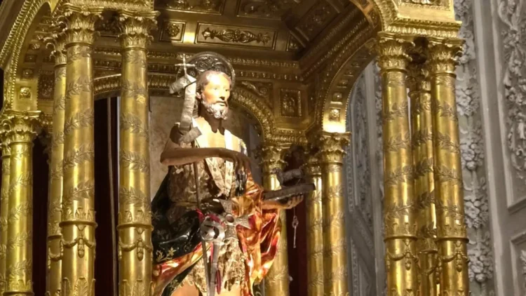 Statua di San Giovanni Battista all'interno della chiesa di Monterosso Almo durante le celebrazioni dedicate al patrono