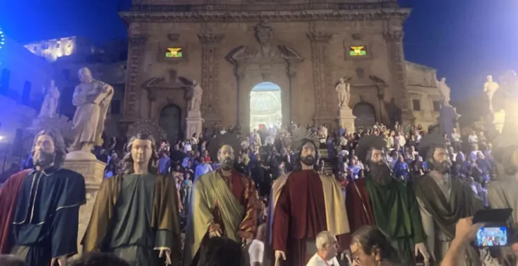 I monumentali Santoni davanti alla Chiesa di San Pietro durante le celebrazioni patronali a Modica