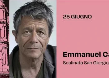 Emmanuel Carrère nella grafica del Festival Scenari 2026 in programma a Modica sulla scalinata di San Giorgio
