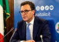 Nino Minardo durante una conferenza stampa mentre commenta il miglioramento dell'outlook della Regione Siciliana.